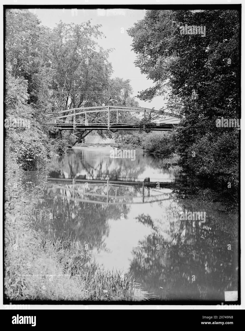 The Old Bridge, Amherst, Mass., '4070' su negative., Detroit Publishing Co. N. 070380., Gift; State Historical Society of Colorado; 1949, Rivers. , Ponti. , Stati Uniti, Massachusetts, Amherst. Foto Stock
