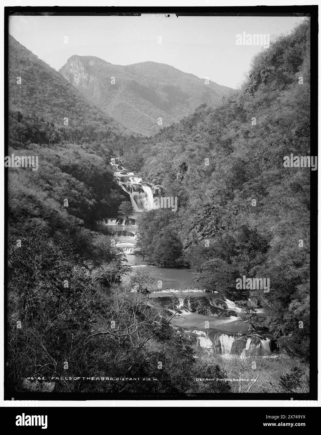 Cascate dell'Abra, vista lontana, 'W.H.J. Phot. Co.," "50" e "5x8 8405" su negative., Detroit Publishing Co. N. 04142., Gift; State Historical Society of Colorado; 1949., informazioni non verificate in questo record. Campo 752, cascate. , Fiumi. , Messico, fiume Abra. Foto Stock
