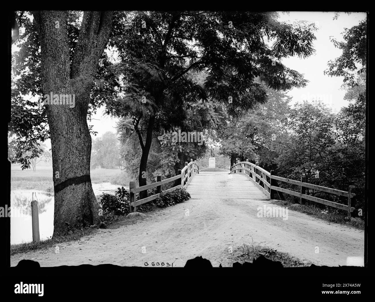 Bridge to Revolutionary War Monument, Concord, Mass., Title Designed by cataloger., '365' on negative., Detroit Publishing Co. N. 060031., Gift; State Historical Society of Colorado; 1949, Bridges. , Concord, Battaglia di, Concord, messa, 1775. , campi di battaglia. , Stati Uniti, Massachusetts, Concord. Foto Stock
