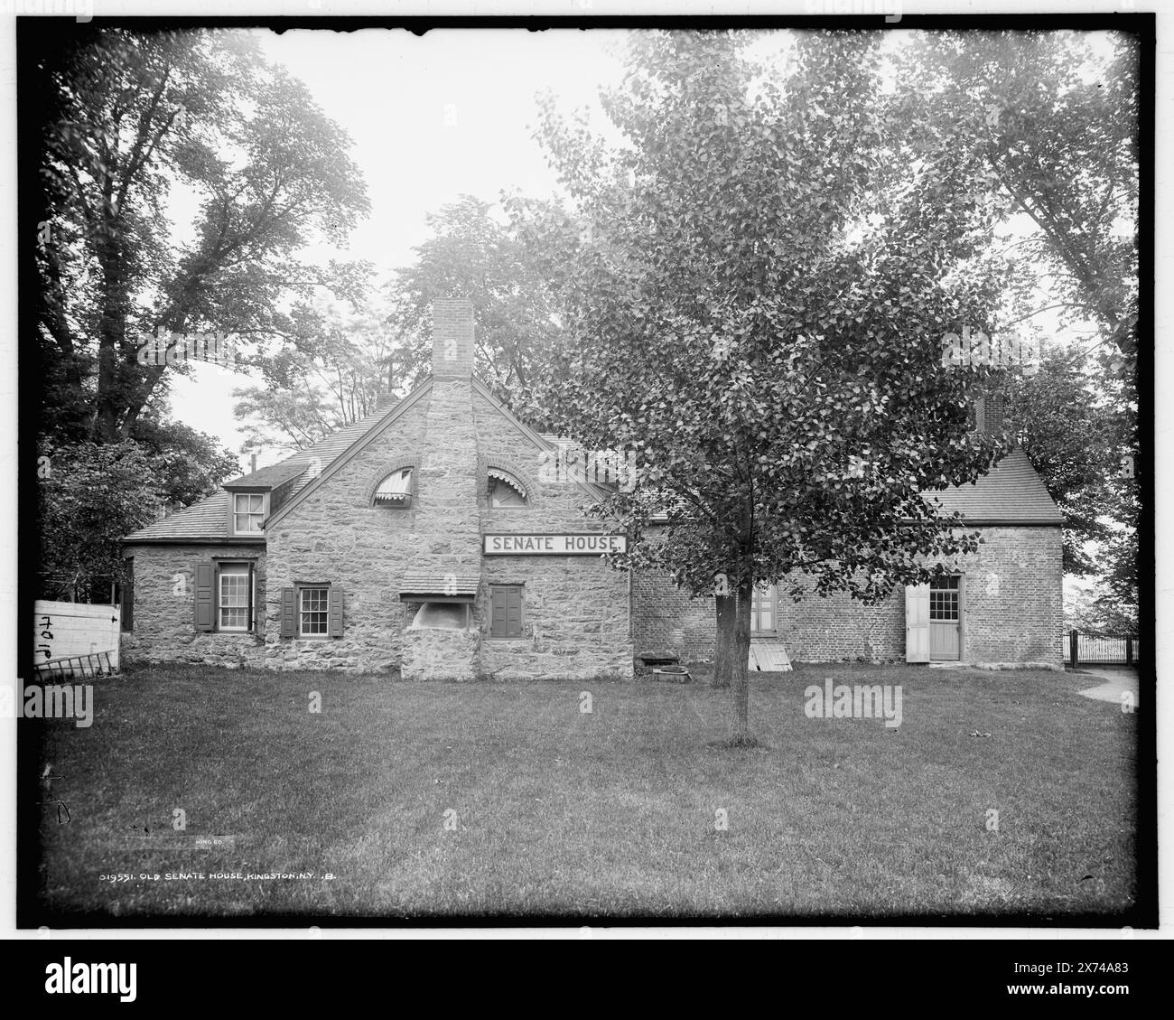 Old Senate House, Kingston, N.Y., lettera 'B' segue il titolo., Data basata su Detroit, Catalogo P (1906)., '4016' e '16' su negativo., Detroit Publishing Co. N.. 019551., Gift; State Historical Society of Colorado; 1949, strutture governative. , Edifici in pietra. , Stati Uniti, New York (Stato), Kingston. Foto Stock