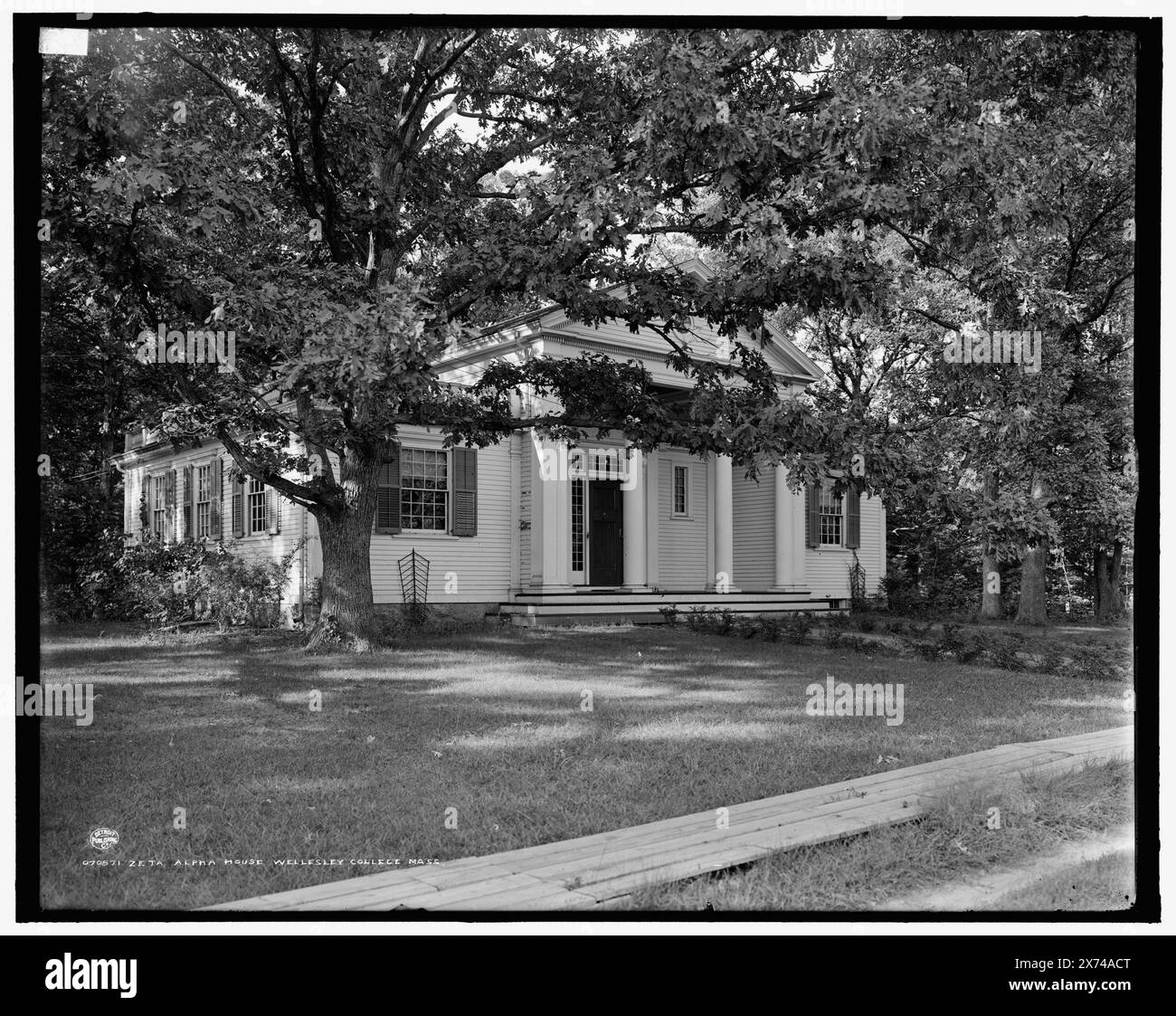 Zeta Alpha House, Wellesley College, Mass., '48' su negative., Detroit Publishing Co. No 070871., Gift; State Historical Society of Colorado; 1949, Università e college. , Fraternità e sororities. , Clubhouse. , Stati Uniti, Massachusetts, Wellesley. Foto Stock