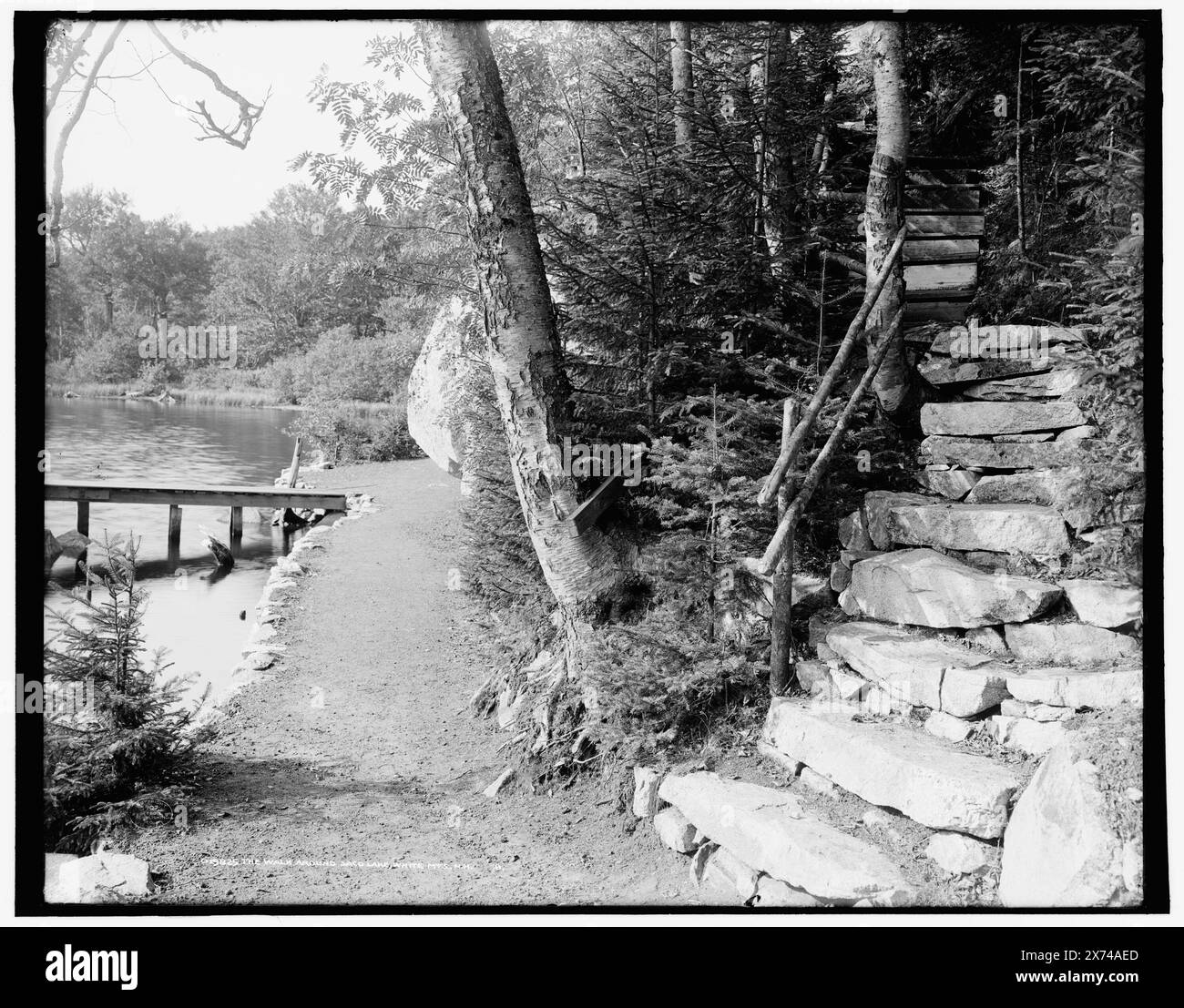 The Walk Around Saco Lake, White MTS., N.H., corrispondente trasparenza in vetro (con lo stesso codice di serie) disponibile su telaio videodisc 1A-30605., lettera "B" dopo titolo., "3684" su negativo., Detroit Publishing Co. N.. 019825., Gift; State Historical Society of Colorado; 1949, Waterfront. , Percorsi e percorsi. , Stati Uniti, New Hampshire, White Mountains. , Stati Uniti, New Hampshire, Lago Saco. Foto Stock