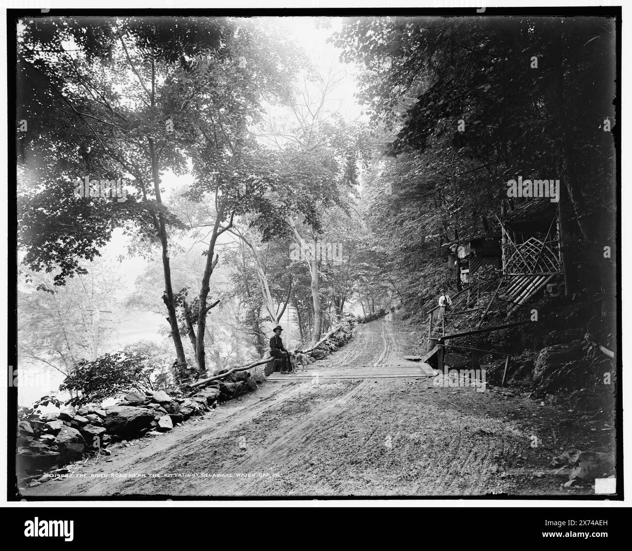 The River Road vicino alla Kittatinny House, Delaware Water Gap, Pa., '584' su negative., Detroit Publishing Co. No 019082., Gift; State Historical Society of Colorado; 1949, Roads. , Stati Uniti, Pennsylvania, Delaware Water Gap. Foto Stock