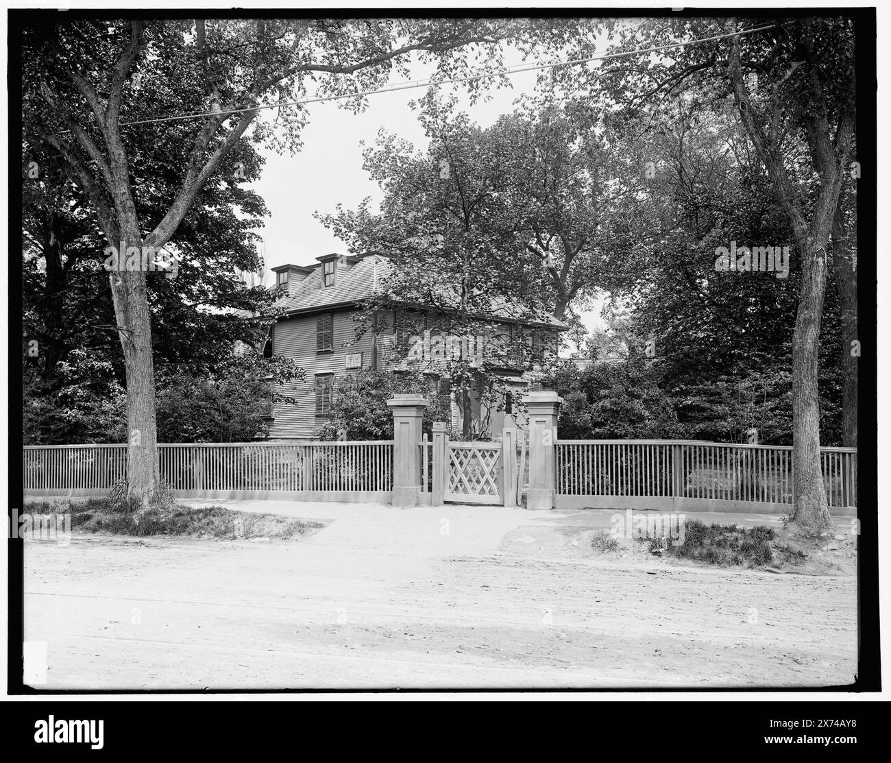 Buckman Tavern, Lexington, Massachusetts, Title and date from Detroit, Catalogo J (1901)., 'Rendezvous of the minutemen before the Battle of Lexington' on sign on building., '11' and 'dup' on negative., Detroit Publishing Co. No 011878., Gift; State Historical Society of Colorado; 1949, taverne (locande) , edifici storici. , Stati Uniti, Massachusetts, Lexington. Foto Stock