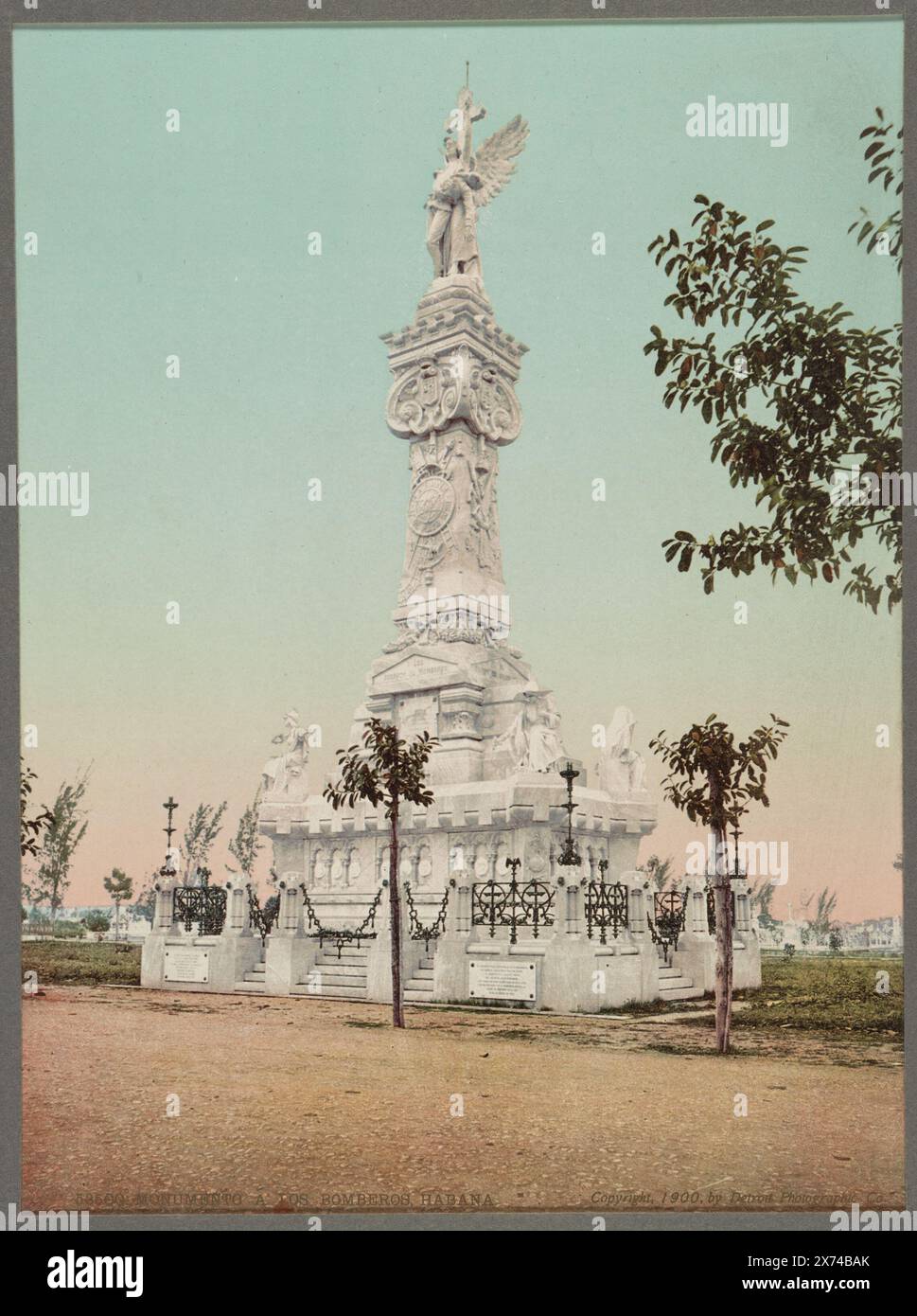 Monumento a los Bomberos, Habana, in album preparato da Detroit Photographic Co. Da utilizzare come catalogo nel suo ufficio., Detroit Publishing Co., no 53500., Gift; State Historical Society of Colorado; 1955, Monuments & Memorials. , Cuba, l'Avana. Foto Stock