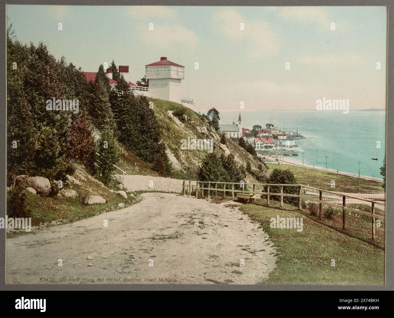 Old Block House Fort Mackinac and Harbour, Mackinac Island, Michigan, in album preparato da Detroit Photographic Co. Da utilizzare come catalogo nel suo ufficio., Detroit Publishing Co., no 53430., Gift; State Historical Society of Colorado; 1955, Blockhouses. , Stati Uniti, Michigan, Isola di Mackinac. Foto Stock