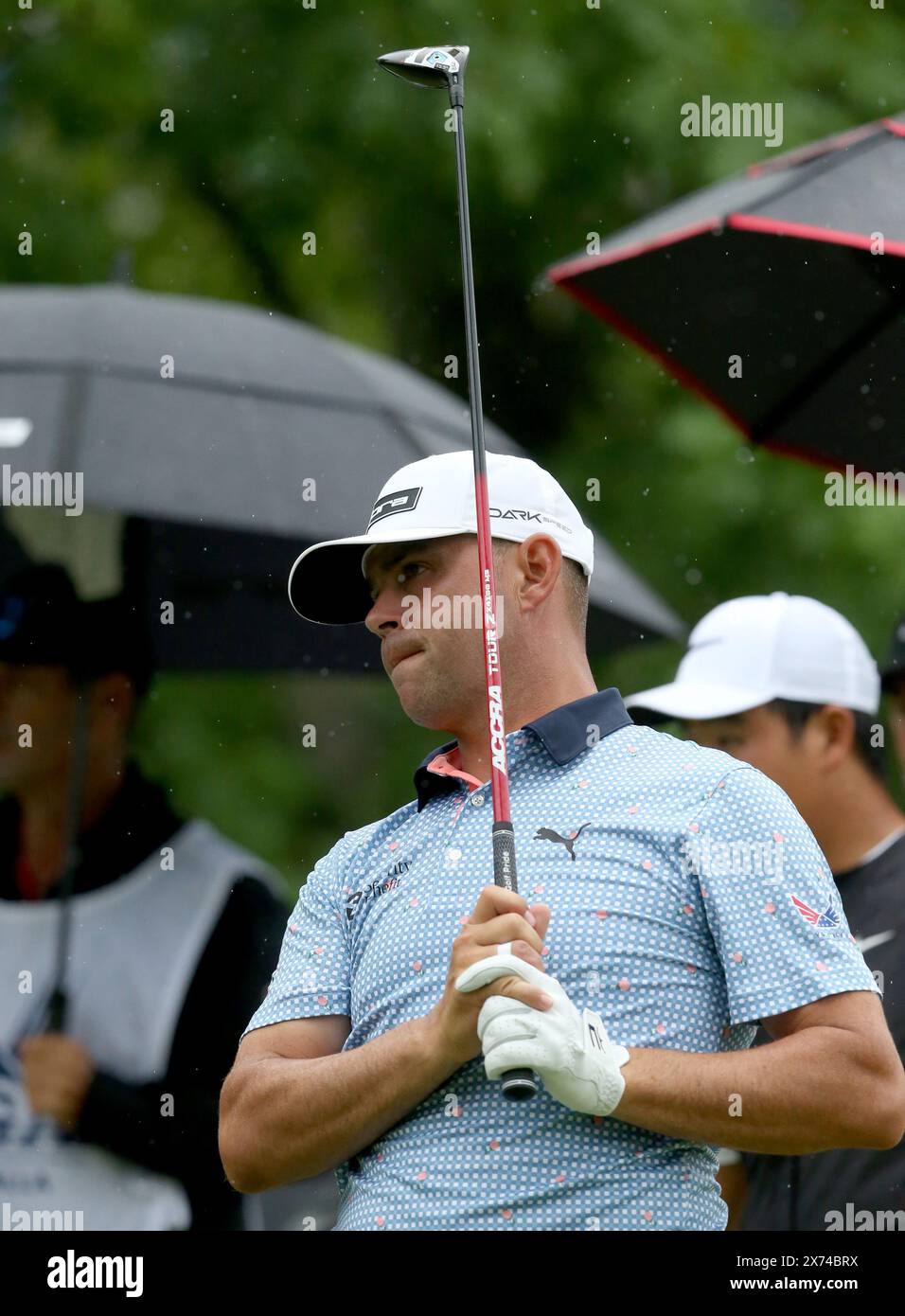 Louisville, Stati Uniti. 17 maggio 2024. Gary Woodland colpisce un tee shot della quindicesima buca durante il secondo round del campionato PGA 2024 al Valhalla Golf Course venerdì 17 maggio 2024 a Louisville, Kentucky. Foto di John Sommers II/UPI credito: UPI/Alamy Live News Foto Stock