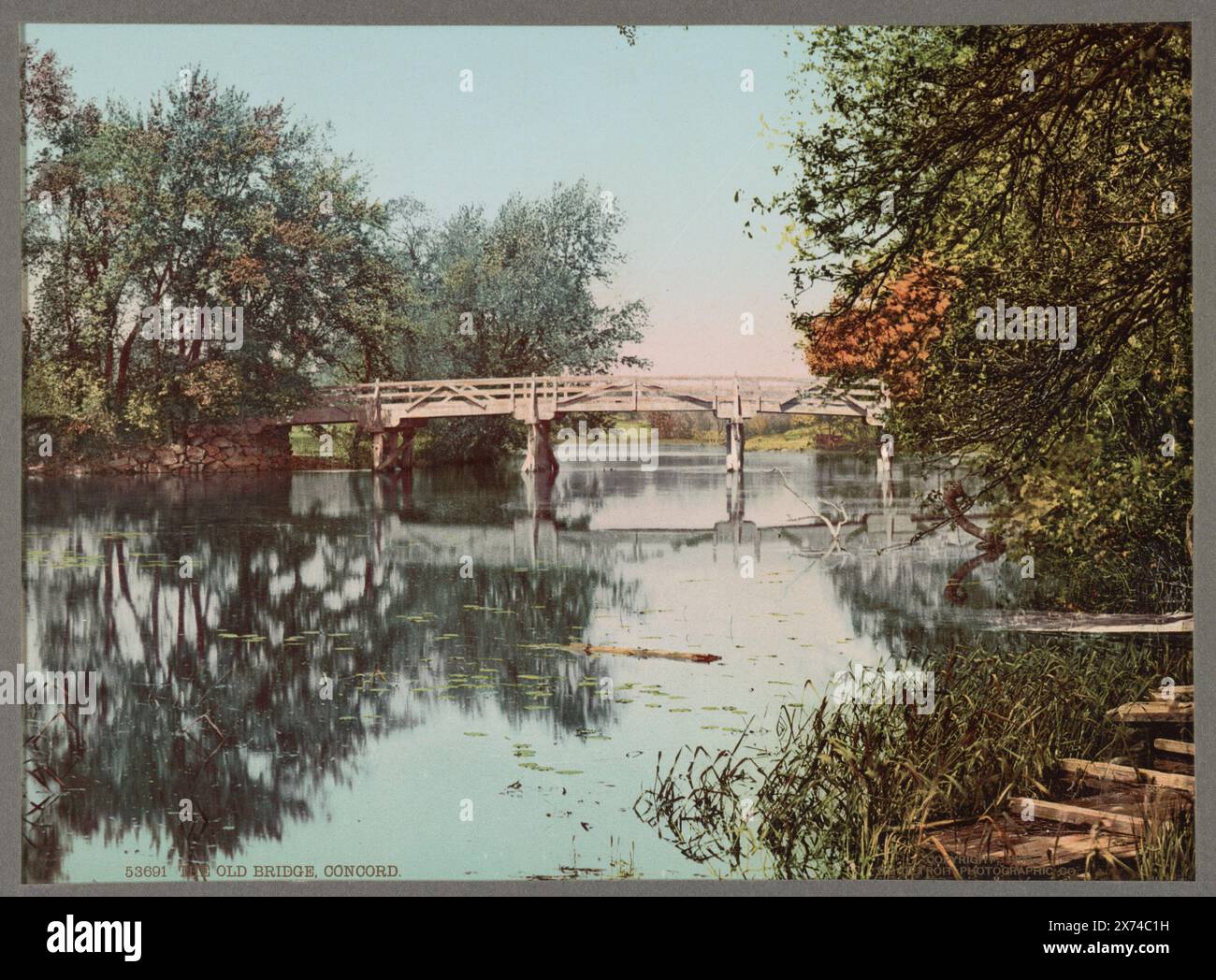 The Old Bridge, Concord, in album preparato da Detroit Photographic Co. Da utilizzare come catalogo nel suo ufficio., Detroit Publishing Co., no 53691., Gift; State Historical Society of Colorado; 1955, Bridges. , Fiumi. , Stati Uniti, Massachusetts, Concord. , Stati Uniti, Massachusetts, Concord River. Foto Stock