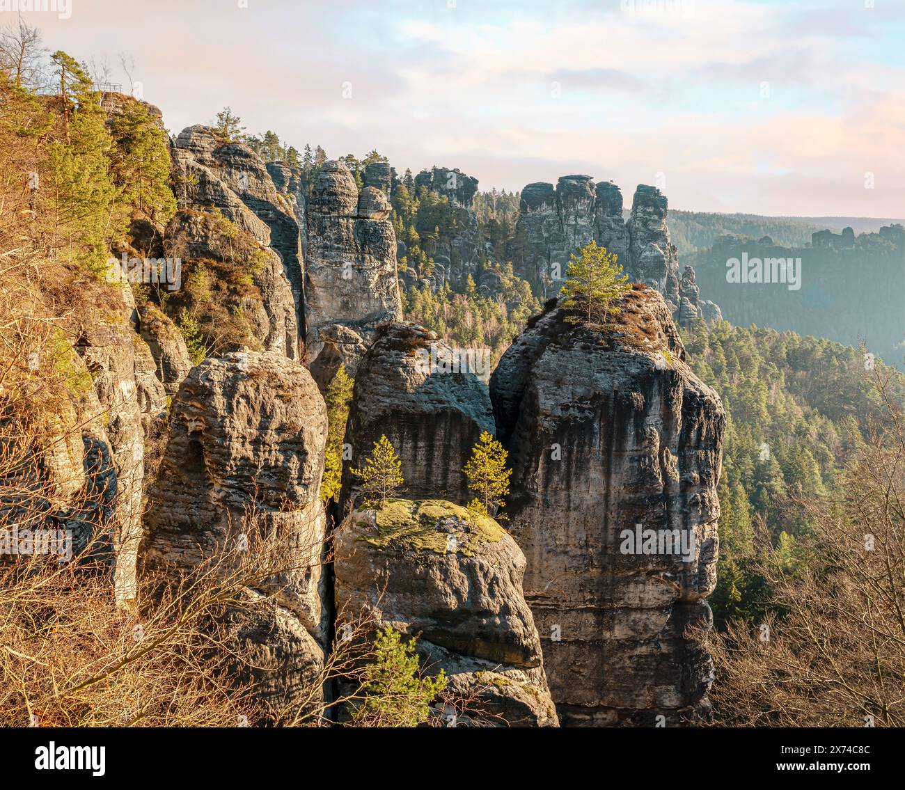 Vista dalla torre della gola di Bastei in autunno, dalla Svizzera sassone, dalla Sassonia, dalla Germania Foto Stock