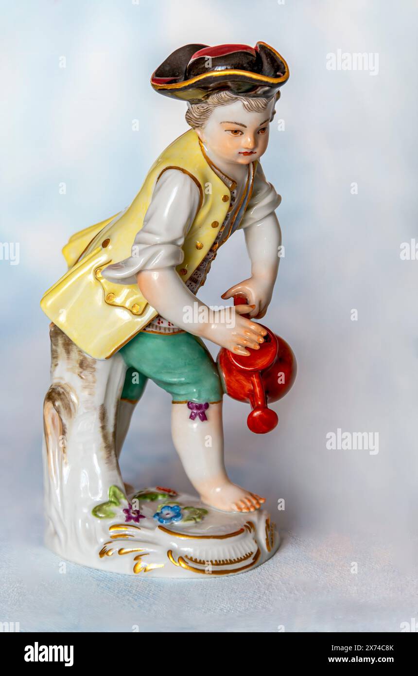 Primo piano di una piccola scultura antica fatta di porcellana Meissen Foto Stock