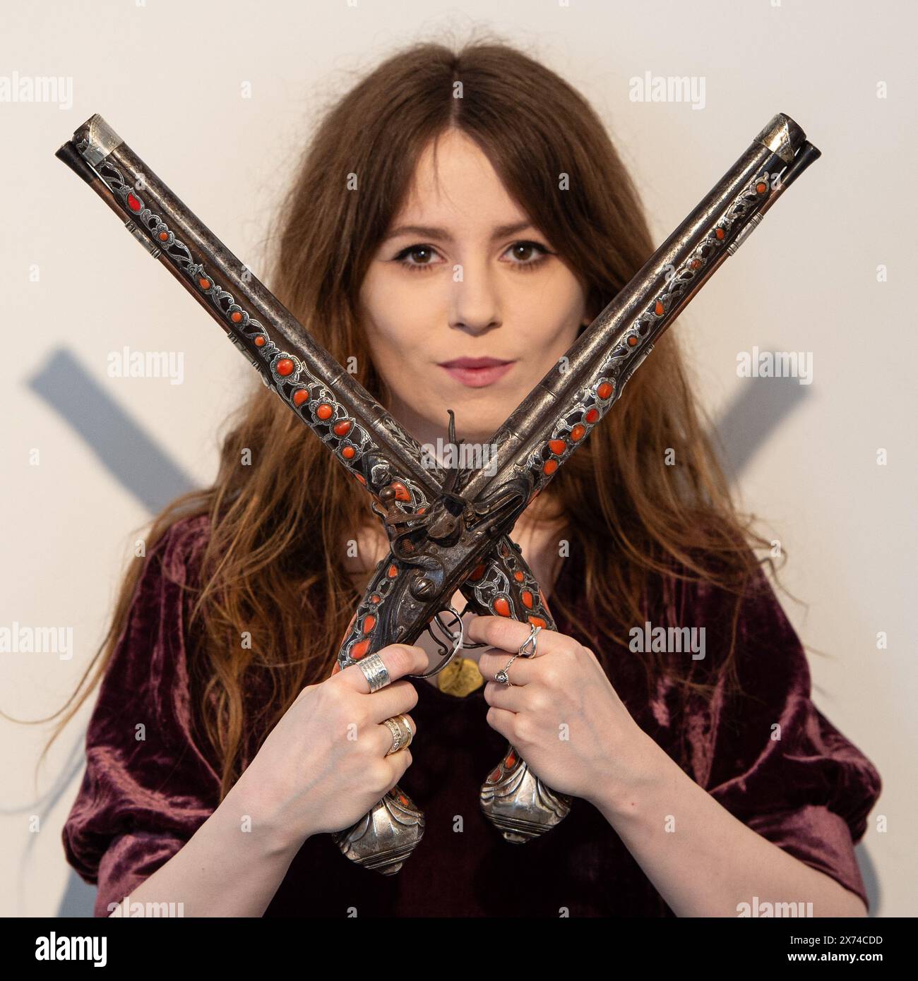 Londra, Inghilterra, Regno Unito. 17 maggio 2024. Il membro dello staff della Bonhams detiene un paio di rare pistole algerine a 18 fori, datate tra la fine del XVIII e l'inizio del XIX secolo, stimate tra £ 5.000 e £ 6.000, durante un'anteprima di vendita di armi e armature antiche al Bonhams Knightsbridge. (Credit Image: © Thomas Krych/ZUMA Press Wire) SOLO PER USO EDITORIALE! Non per USO commerciale! Crediti: ZUMA Press, Inc./Alamy Live News Foto Stock