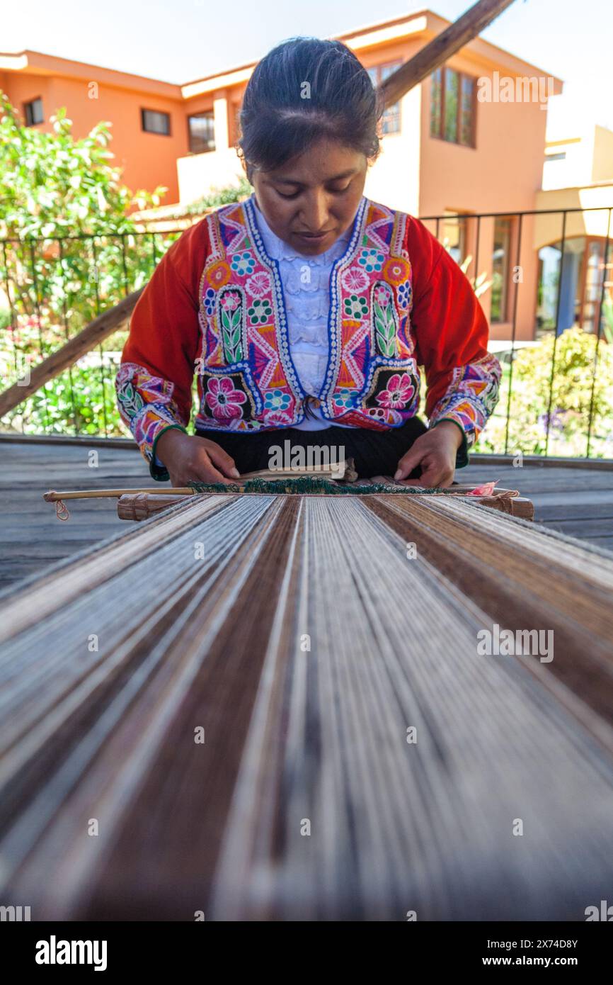 Donna tessitrice di forma fatta a mano, Arequipa, Perù. Foto Stock
