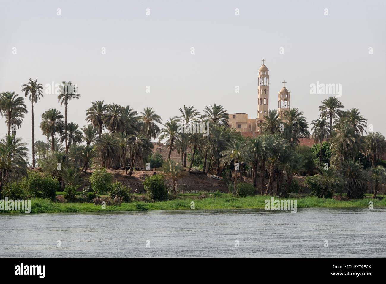 Chiesa copta su una sezione della riva del Nilo, Egitto Foto Stock
