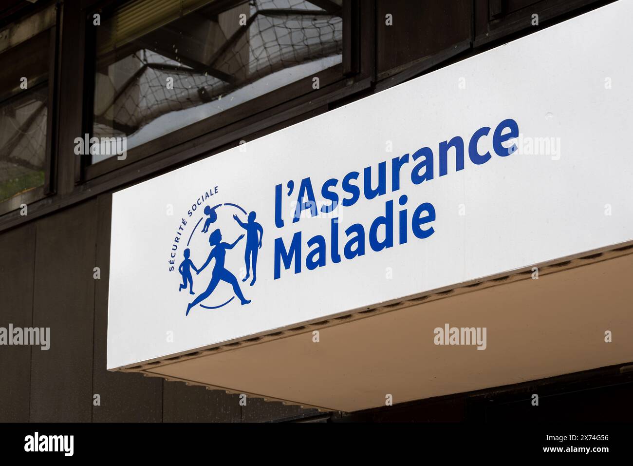 Firma e logo su un ufficio locale della "Assurance Maladie" francese (cioè assicurazione malattia), il ramo sanitario della sicurezza sociale in Francia Foto Stock