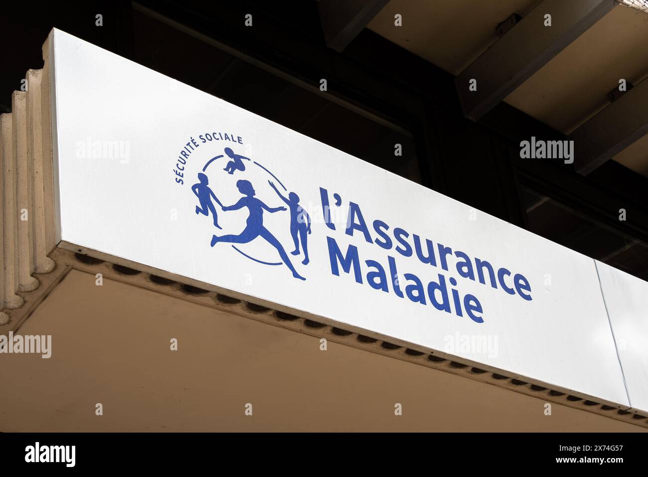 Firma e logo su un ufficio locale della "Assurance Maladie" francese (cioè assicurazione malattia), il ramo sanitario della sicurezza sociale in Francia Foto Stock