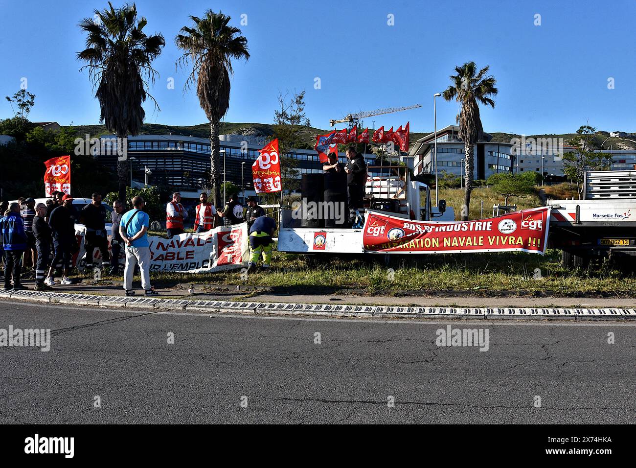 Marsiglia, Francia. 16 maggio 2024. Gli attivisti ascoltano i discorsi durante la dimostrazione. Attivisti della Confederazione generale del lavoro (CGT) del porto di Marsiglia sono stati invitati a una manifestazione inizialmente organizzata da diverse associazioni e residenti locali contro i fastidi generati dalle attività di "forme 10", il più grande bacino navale del sito. Il consigliere del dipartimento e vice sindaco di Marsiglia Sébastien Jibrayel e suo padre, l'ex vice Henri Jibrayel, che ha partecipato alla manifestazione iniziale, sono stati attaccati e insultati dagli attivisti della CGT. Punto Foto Stock