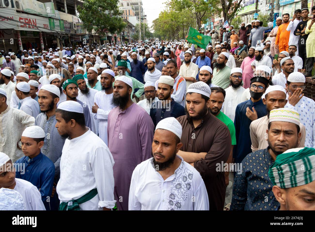 Narayanganj, Dacca, Bangladesh. 17 maggio 2024. Islami Andolan Bangladesh ha tenuto una marcia di protesta a Narayanganj, Bangladesh, chiedendo la fine della continua aggressione israeliana e la creazione di uno Stato palestinese indipendente. (Credit Image: © Joy Saha/ZUMA Press Wire) SOLO PER USO EDITORIALE! Non per USO commerciale! Foto Stock