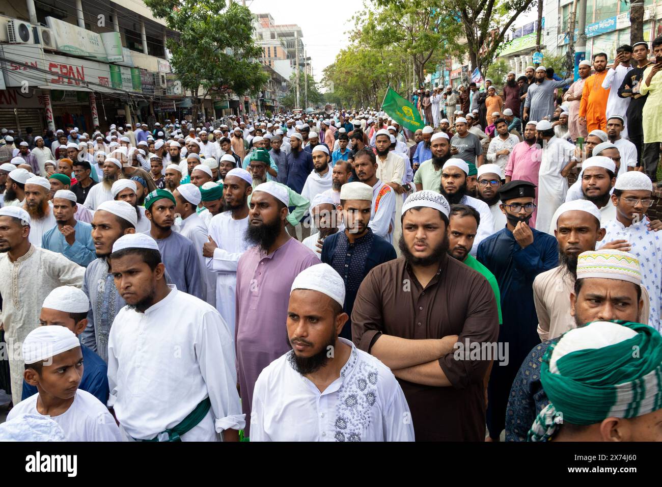 Narayanganj, Dacca, Bangladesh. 17 maggio 2024. Islami Andolan Bangladesh ha tenuto una marcia di protesta a Narayanganj, Bangladesh, chiedendo la fine della continua aggressione israeliana e la creazione di uno Stato palestinese indipendente. (Credit Image: © Joy Saha/ZUMA Press Wire) SOLO PER USO EDITORIALE! Non per USO commerciale! Foto Stock