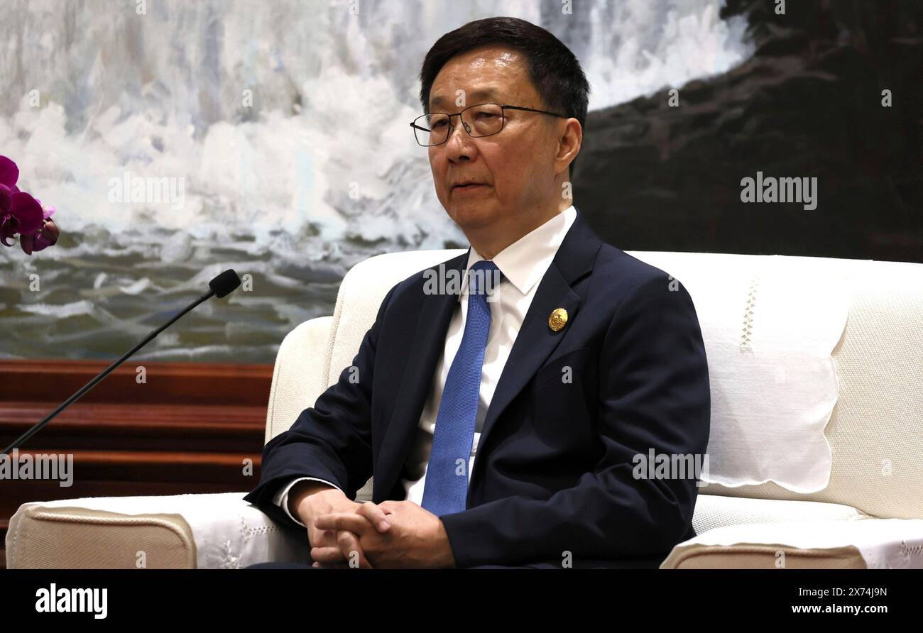 Harbin, Cina. 17 maggio 2024. Il vicepresidente cinese Han Zheng ascolta il presidente russo Vladimir Putin, durante i colloqui bilaterali del 17 maggio 2024, ad Harbin, Cina. Credito: Cremlino Pool/Russian Presential Press Service/Alamy Live News Foto Stock