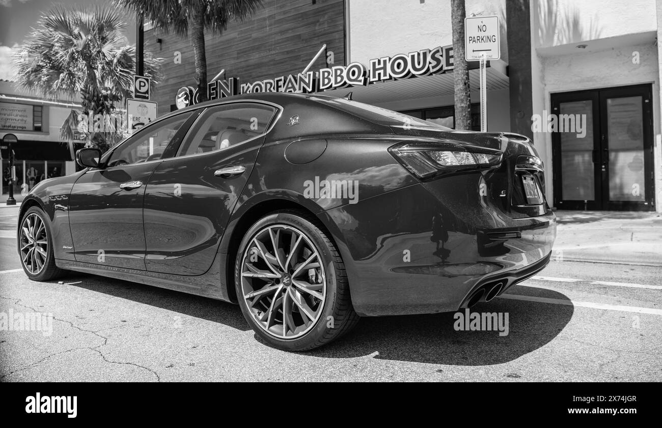 Miami, Florida USA - 25 marzo 2023: Auto parcheggiata Red 2016 Maserati Ghibli S Q4, vista sul retro Foto Stock