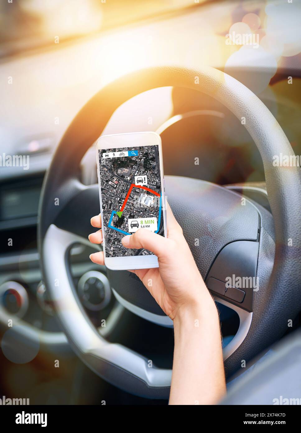 Persona, mano e mappa sullo smartphone in auto per il servizio di guida con app di navigazione per indicazioni per il prelievo in città. Mobile, veicolo e conducente online Foto Stock