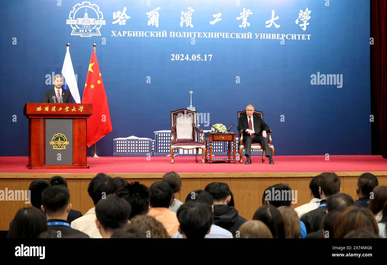 Harbin, Cina. 17 maggio 2024. Il presidente russo Vladimir Putin, a destra, ascolta le osservazioni del presidente HIT Xiong Sihao durante una visita con docenti e studenti all'Harbin Institute of Technology, 17 maggio 2024, ad Harbin, in Cina. L'università è stata fondata nel 1920 come Harbin sino-Russia Industrial School. Credito: Cremlino Pool/Russian Presential Press Service/Alamy Live News Foto Stock