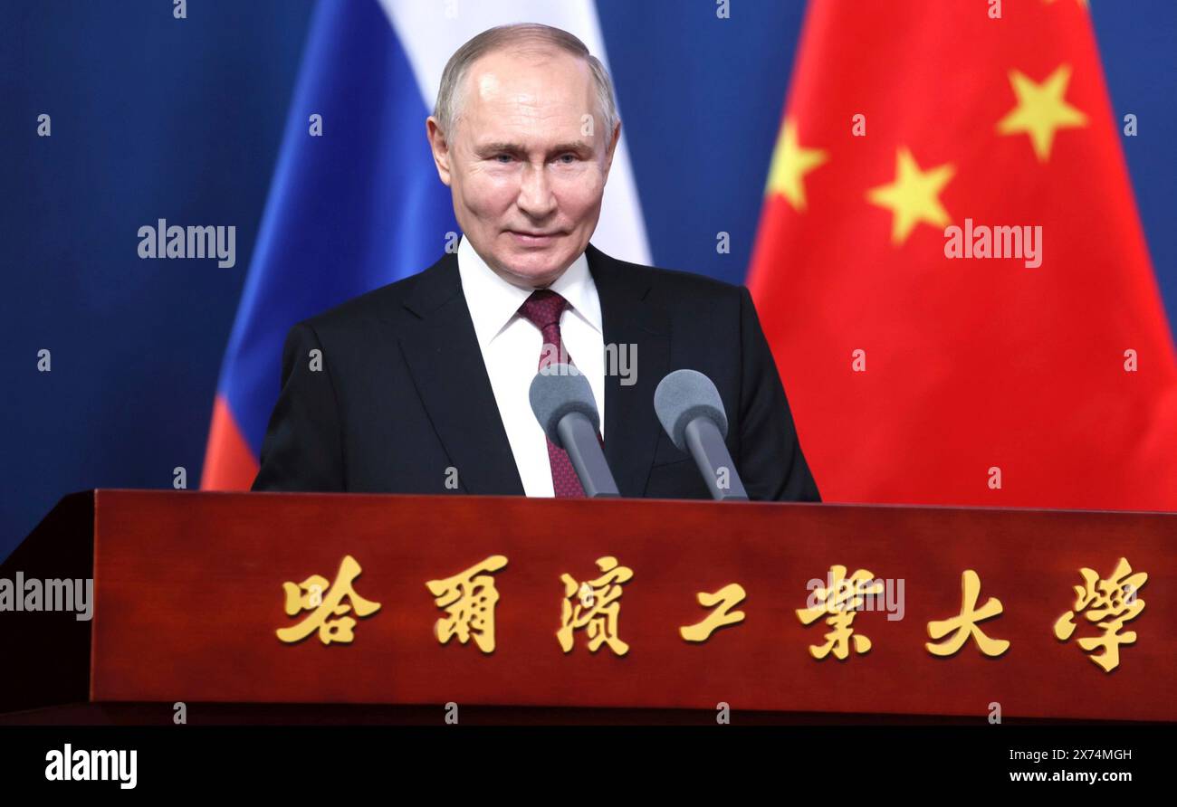 Harbin, Cina. 17 maggio 2024. Il presidente russo Vladimir Putin fa osservazioni agli studenti e alla facoltà dell'Harbin Institute of Technology, 17 maggio 2024, ad Harbin, in Cina. L'università è stata fondata nel 1920 come Harbin sino-Russia Industrial School. Credito: Cremlino Pool/Russian Presential Press Service/Alamy Live News Foto Stock