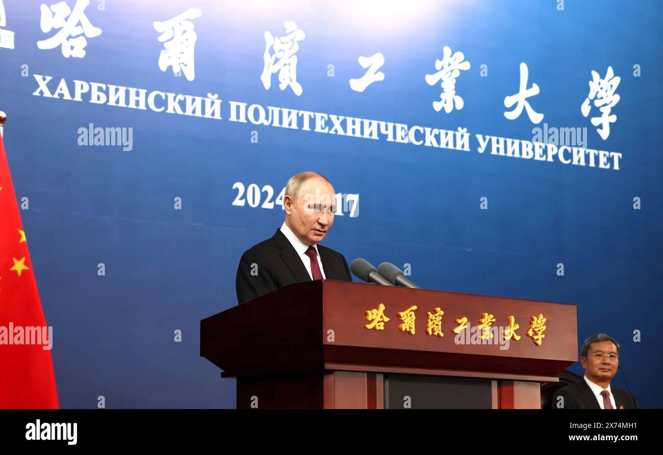 Harbin, Cina. 17 maggio 2024. Il presidente russo Vladimir Putin fa osservazioni agli studenti e alla facoltà dell'Harbin Institute of Technology, 17 maggio 2024, ad Harbin, in Cina. L'università è stata fondata nel 1920 come Harbin sino-Russia Industrial School. Credito: Cremlino Pool/Russian Presential Press Service/Alamy Live News Foto Stock