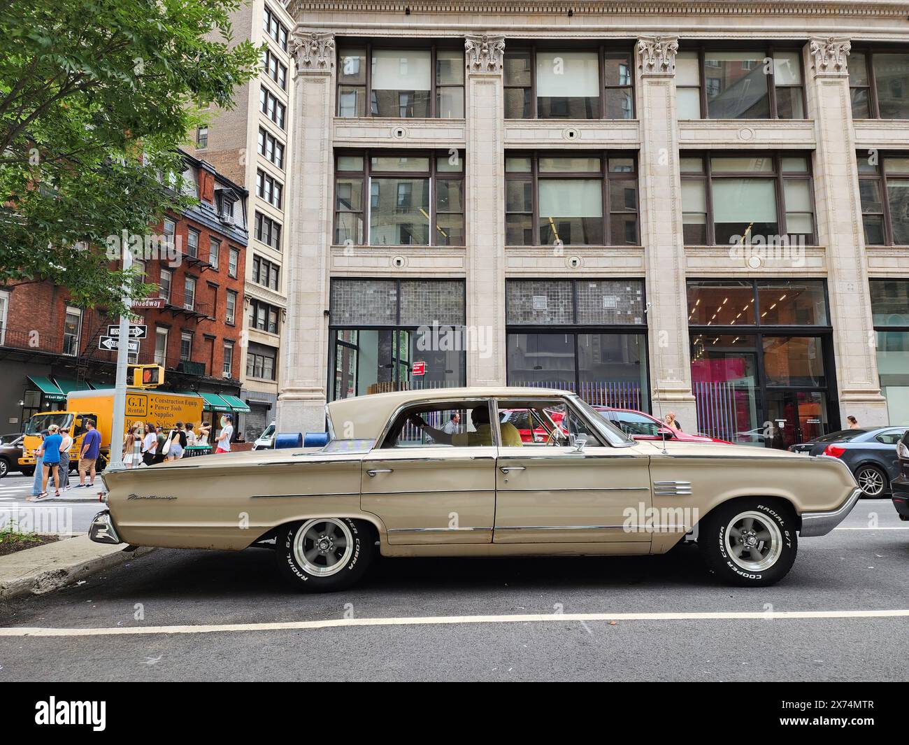 New York City, USA - 17 agosto 2023: Mercury Montclair 1964 auto d'epoca parcheggiata all'aperto, vista laterale. Foto Stock