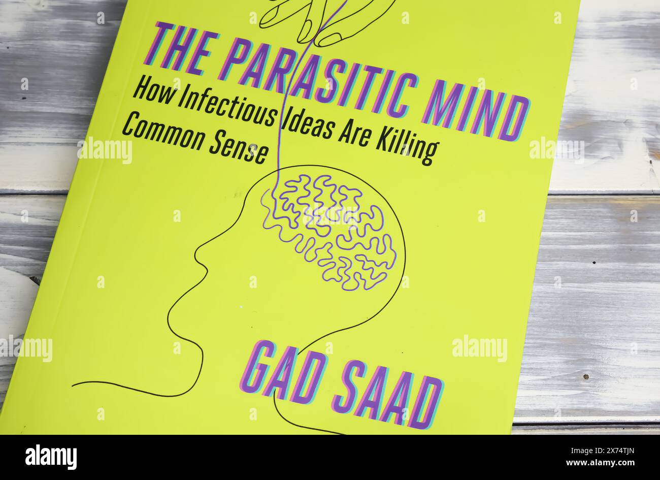 Viersen, Germania - 9 maggio. 2024: Closeup of canadian Author Gad Saad libro Cover the Parasitic Mind Foto Stock