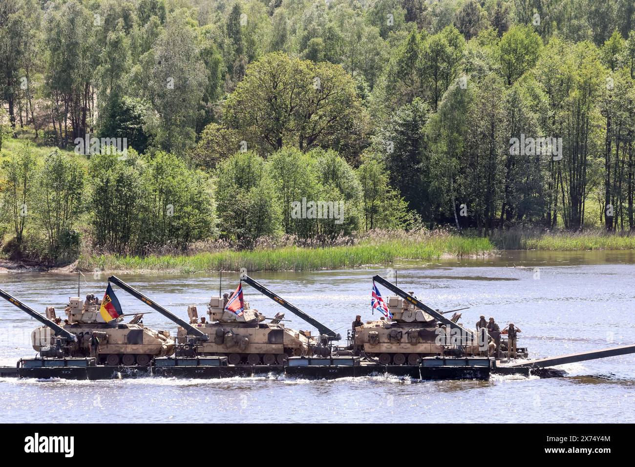 Drawsko Pomorskie, Polonia. 17 maggio 2024. Soldati britannici del 12th Armoured Brigade Combat Team del Regno Unito attraversano il lago Zly Leg visto durante un'esercitazione nel Land Forces Training Centre a Drawsko, come parte di un'ampia esercitazione infuriata degli alleati della NATO - Steadfast Defender 2024. L'esercizio mira a verificare le capacità militari dell'alleanza nordatlantica in una possibilità di aggressione russa alla Polonia e agli Stati baltici - che si trovano sul fianco orientale della NATO. Credito: SOPA Images Limited/Alamy Live News Foto Stock