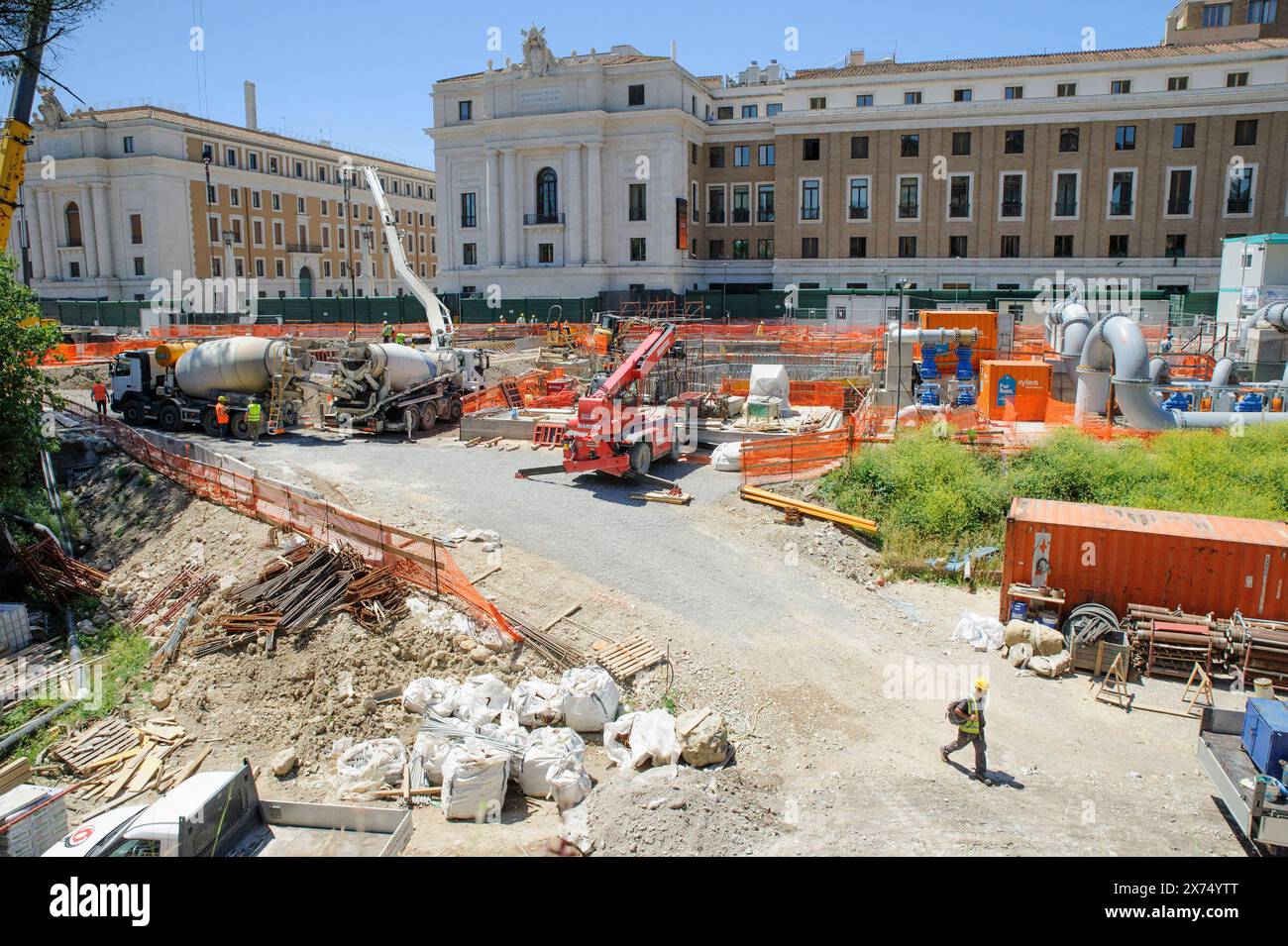 Roma, Italia. 17 maggio 2024. Un operaio lascia il sito di riqualificazione di Piazza Pia a Roma. Il progetto di riqualificazione è stato finanziato con 70 milioni di euro dal Giubileo. (Credit Image: © Marcello Valeri/ZUMA Press Wire) SOLO PER USO EDITORIALE! Non per USO commerciale! Foto Stock