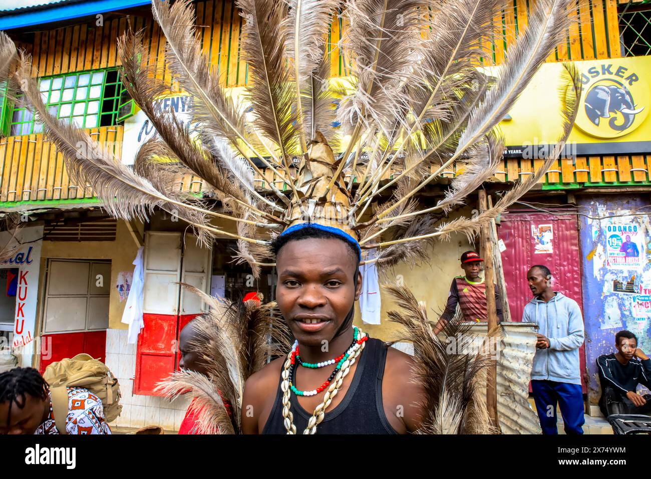 NAIROBI, KENYA - 17 MAGGIO: Una ballerina della Rapala Dance Crew viene messa in posa per una foto durante una performance di strada per mobilitare i residenti e creare consapevolezza Foto Stock