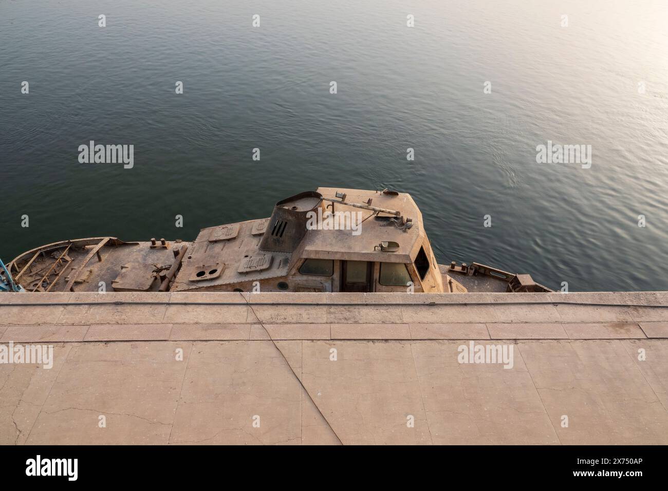 Nave militare abbandonata sulla riva del Nilo, Egitto Foto Stock