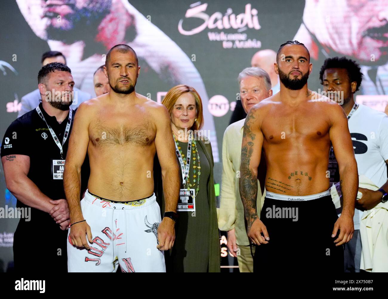 Sergey Kovalev (a sinistra) e Robin Safar durante una pesatura al BLVD City Music World, Riyad. Sabato 18 maggio si svolgerà la lotta per il titolo IBF, WBA, WBC e WBO tra Tyson Fury e Oleksandr Usyk. Data foto: Venerdì 17 maggio 2024. Foto Stock