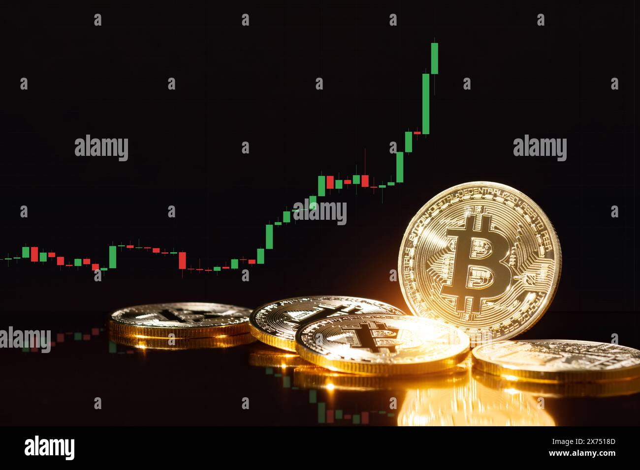 Bitcoin criptovaluta. Investire in risorse virtuali. Piattaforma di investimento con grafico e bitcoin. Foto Stock