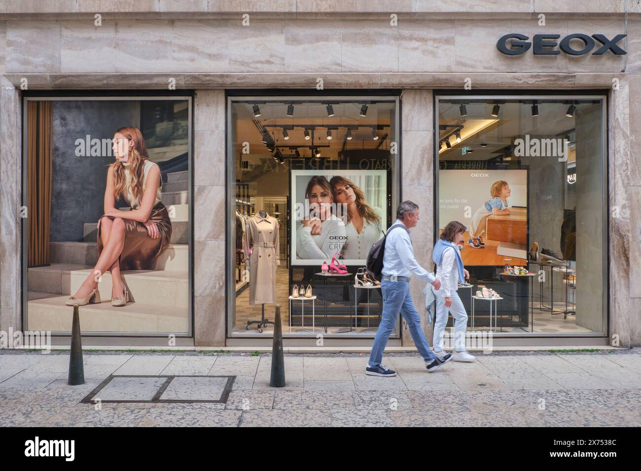 Negozio del marchio di scarpe italiano Geox nel centro storico di Verona. Foto Stock