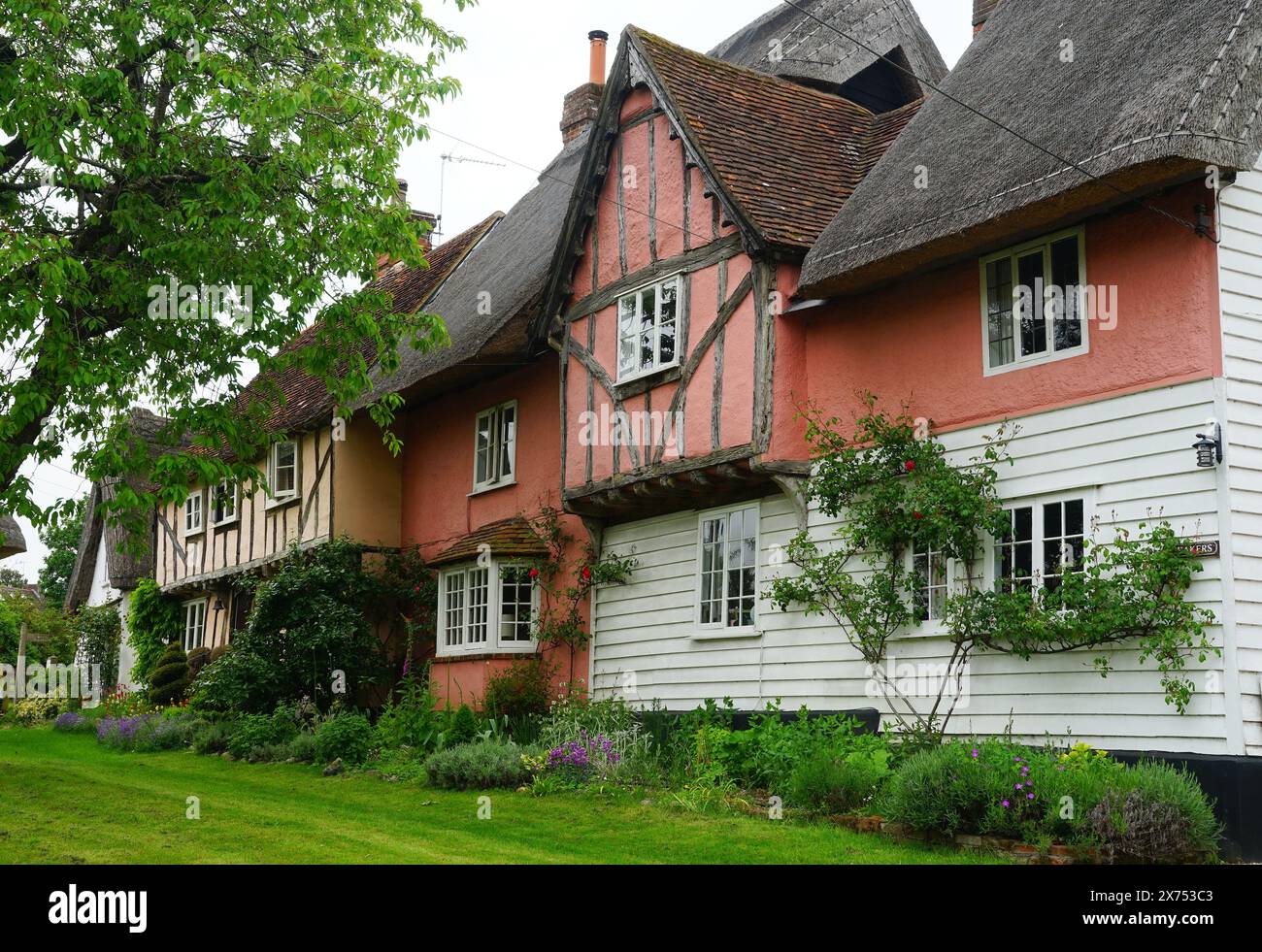 Una terrazza di proprieta' incorniciate in legno del XVI secolo a Clavering Foto Stock