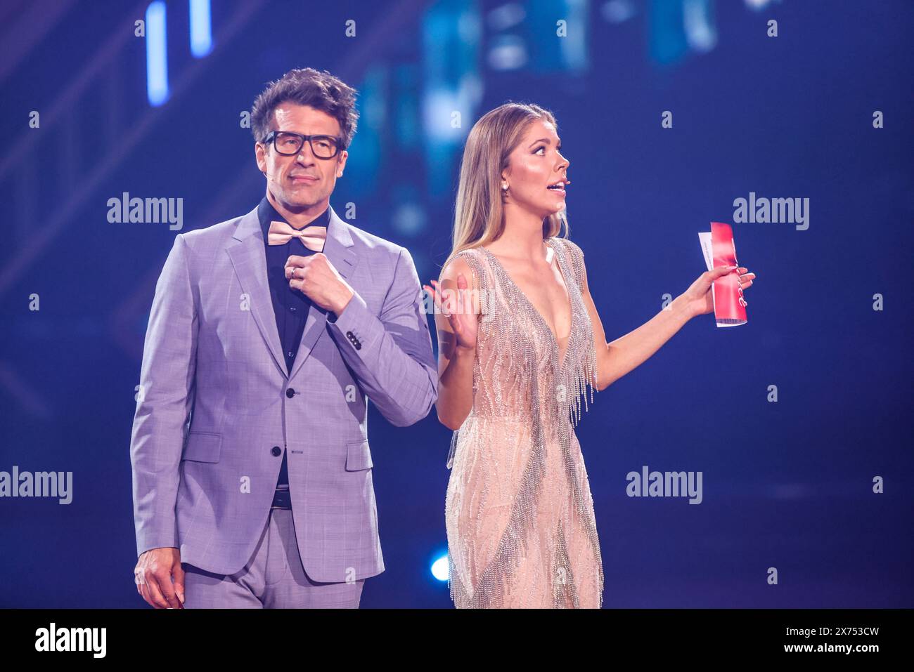 Colonia, Germania. 17 maggio 2024. I presentatori Daniel Hartwich e Victoria Swarovski si esibiscono in pista nello spettacolo RTL "Let's Dance" al Coloneum. Nella semifinale, le restanti quattro coppie di ballo ballano per il titolo di "Dancing Star 2024" nell'undicesimo spettacolo dal vivo regolare. Credito: Thomas Banneyer/dpa/Alamy Live News Foto Stock