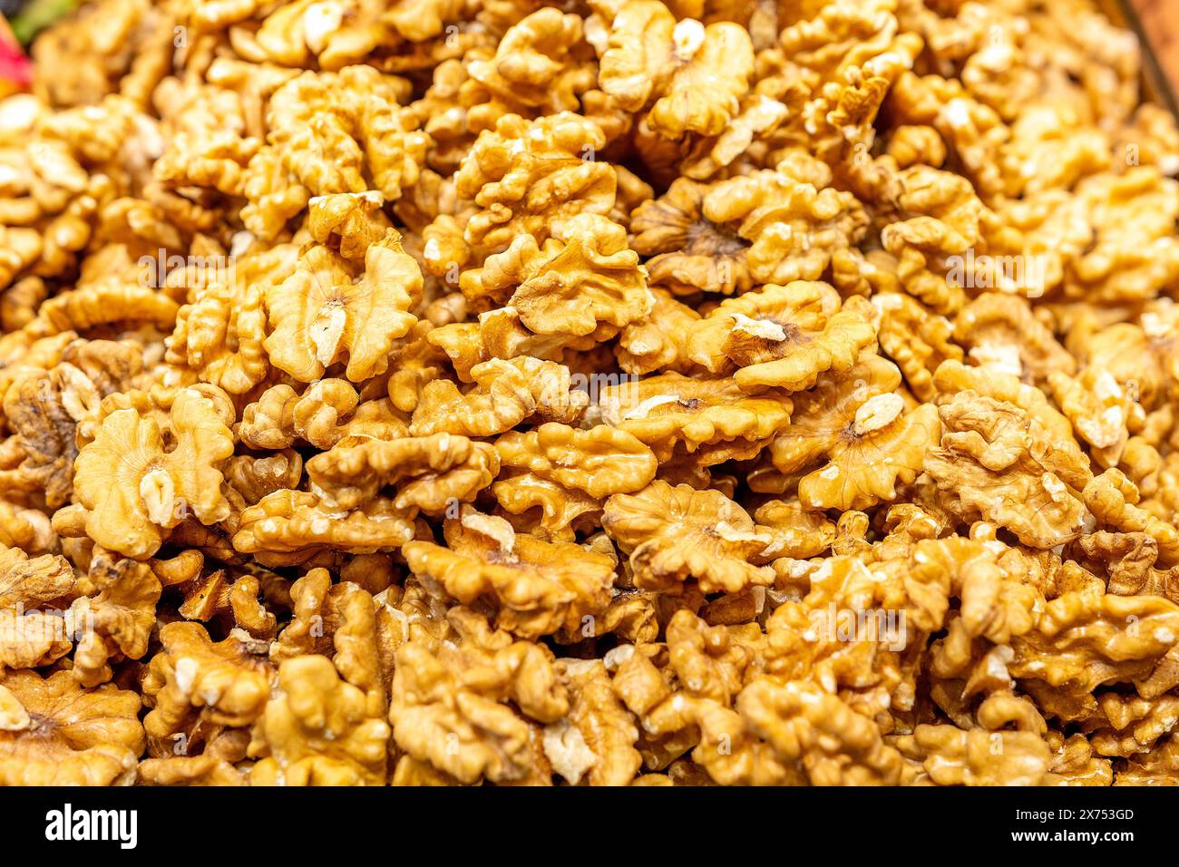 Mucchio di noci croccanti crude e fresche disposte sulla superficie. Foto Stock