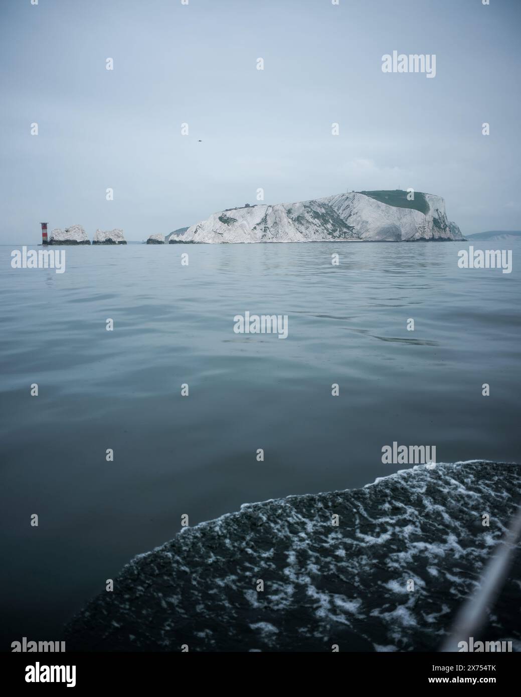 Un Siling Yacht che naviga intorno all'Isola di Wight e oltrepassa The Needles Foto Stock