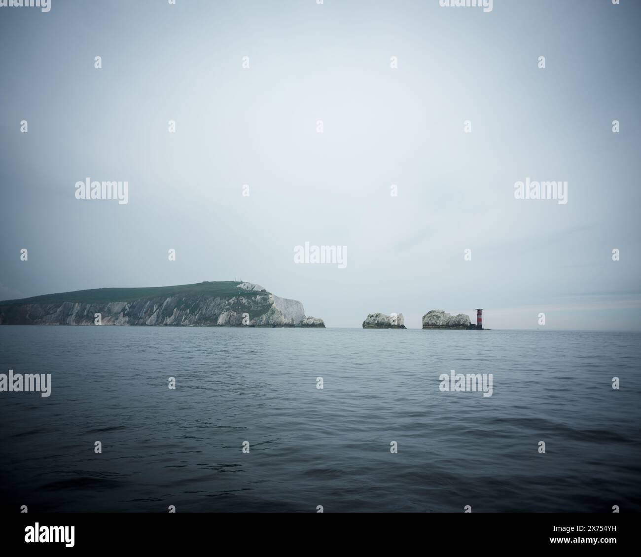 Un Siling Yacht che naviga intorno all'Isola di Wight e oltrepassa The Needles Foto Stock