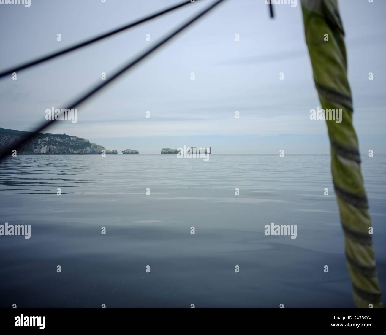 Un Siling Yacht che naviga intorno all'Isola di Wight e oltrepassa The Needles Foto Stock