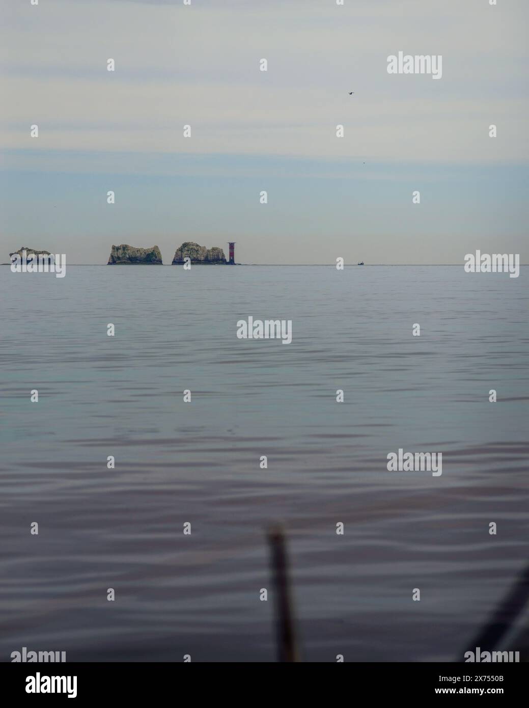 Un Siling Yacht che naviga intorno all'Isola di Wight e oltrepassa The Needles Foto Stock