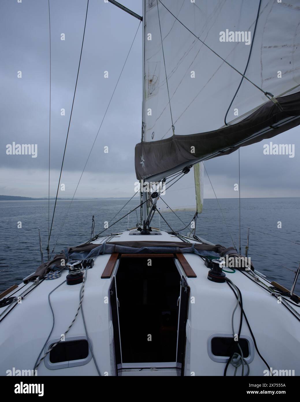 Un Siling Yacht che naviga intorno all'Isola di Wight e oltrepassa The Needles Foto Stock