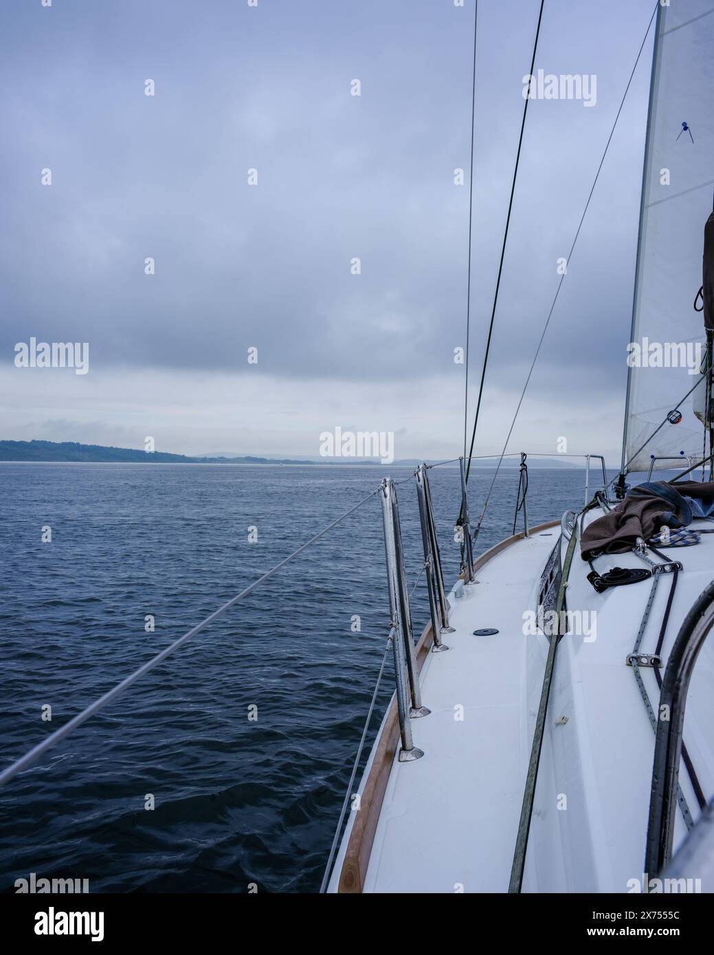 Un Siling Yacht che naviga intorno all'Isola di Wight e oltrepassa The Needles Foto Stock
