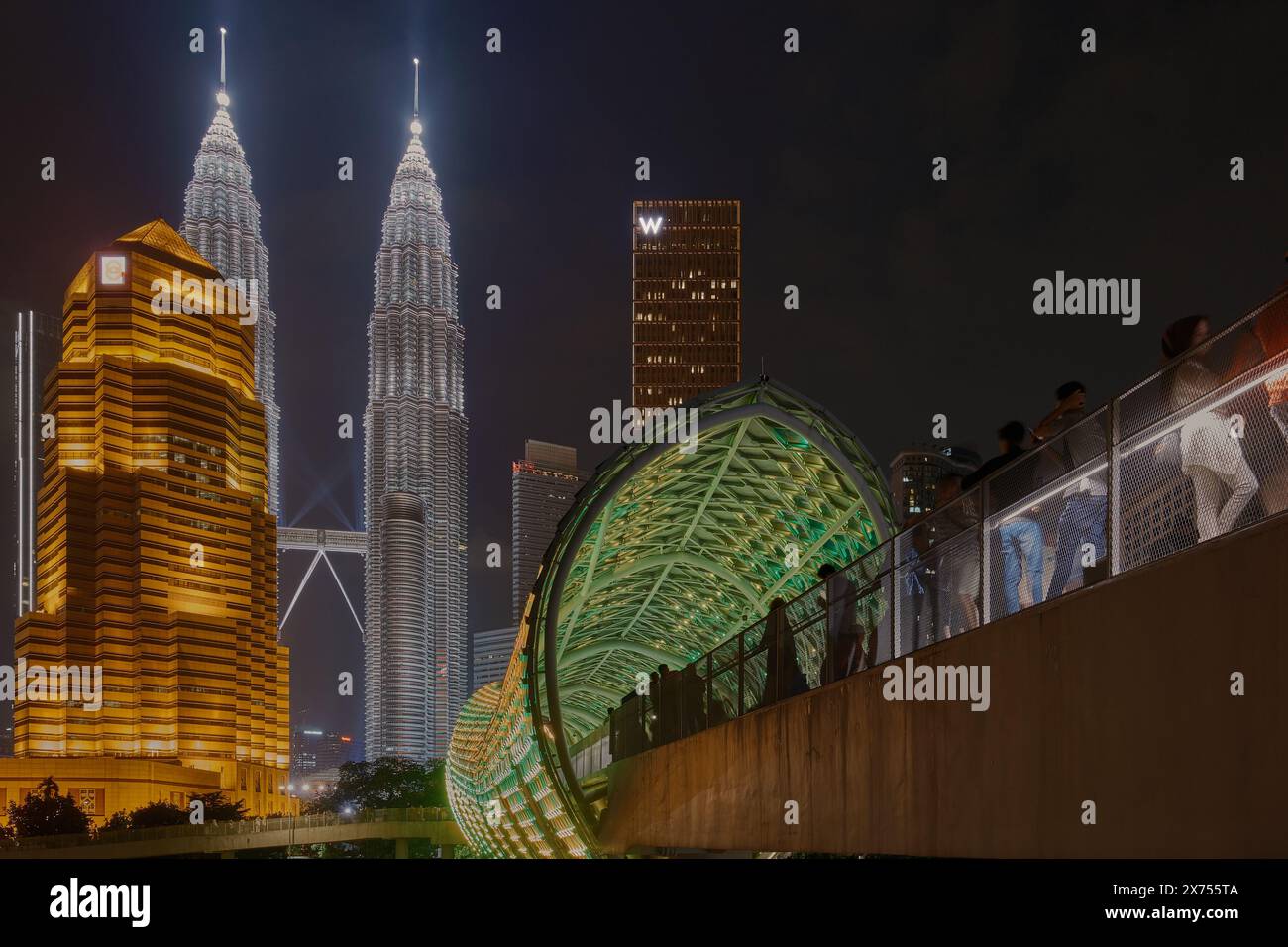 Il ponte Saloma Link a Kuala Lumpur, Malesia, è un ponte combinato di 69 metri pedonale e ciclista sul fiume Klang a Kuala Lumpur. Ripresa notturna Foto Stock