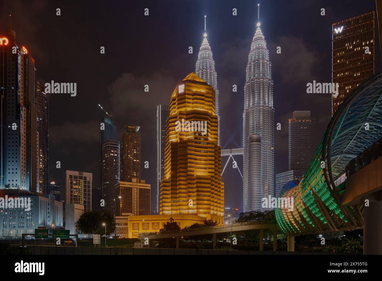 Il ponte Saloma Link a Kuala Lumpur, Malesia, è un ponte combinato di 69 metri pedonale e ciclista sul fiume Klang a Kuala Lumpur. Ripresa notturna Foto Stock