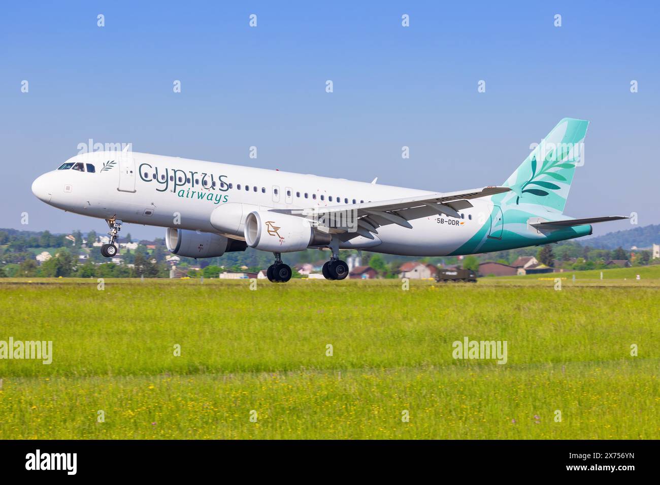 Zürich, 1 mai 2024: Cipro Airbus A320 aeroplano presso l'aeroporto di Zürich Foto Stock