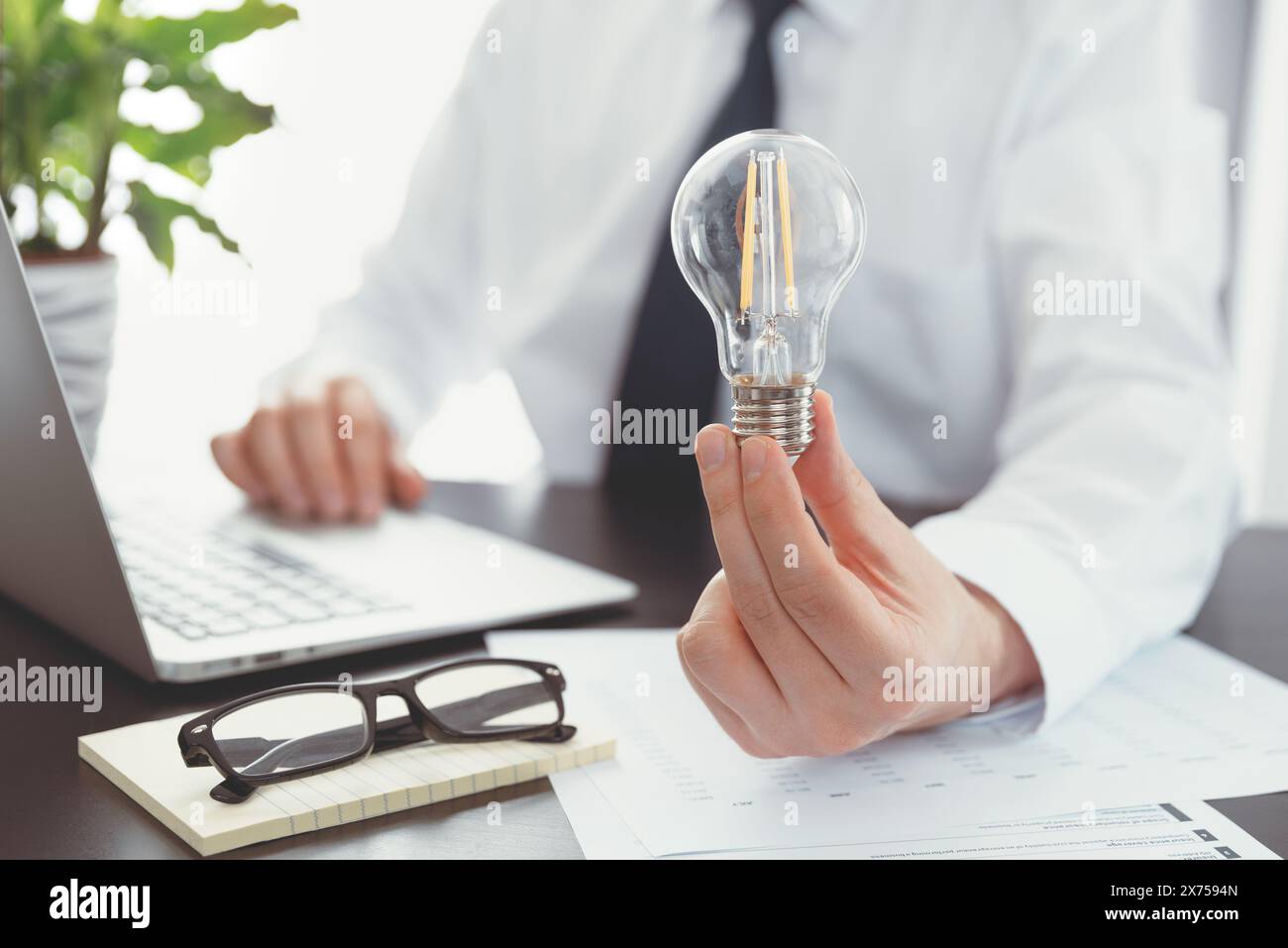 Aumento delle tariffe energetiche. Efficienza e risparmio energetico grazie al concetto di lampadina Foto Stock
